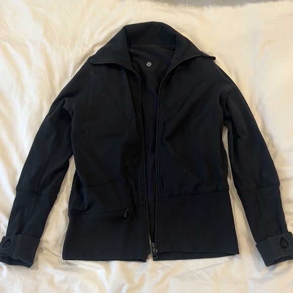 Size 4 Lululemon reversible black zip up jacket - Picture 2 of 2